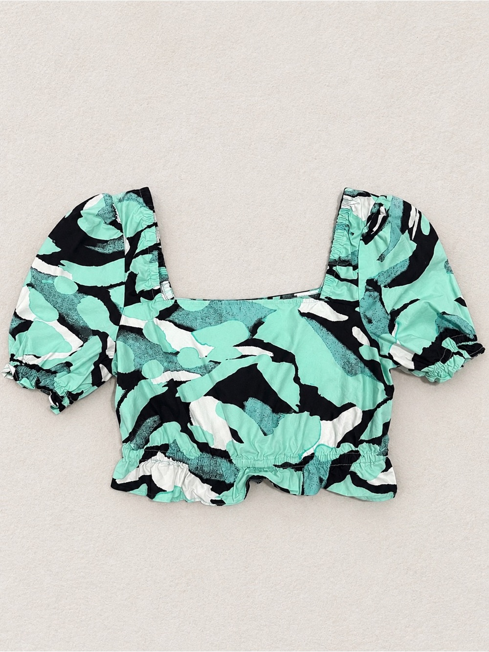 bp Mint Green Black and White Abstract Puff Sleeve Crop Top